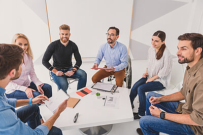 JTR careerHUB key visual Junge Menschen sitzen im Stuhlkreis und tauschen sich aus